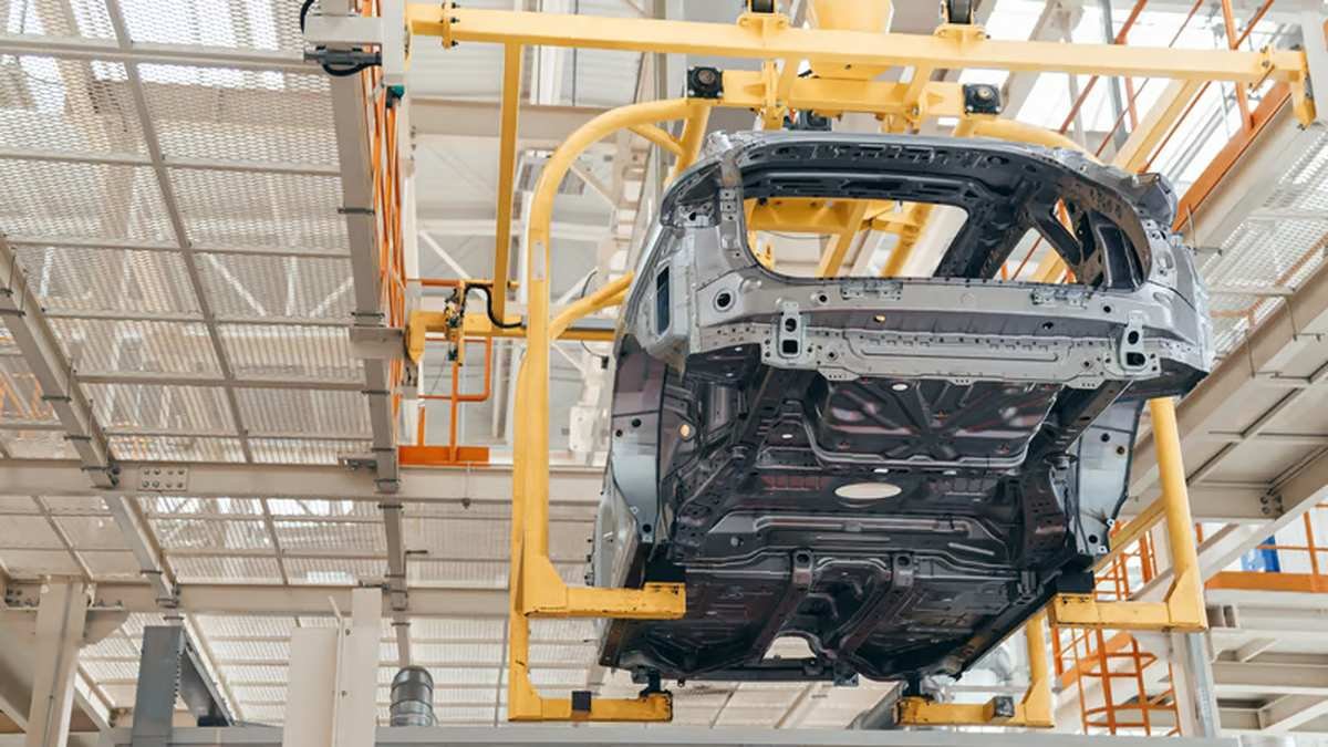 Automotive body moving on a power and free overhead conveyor system